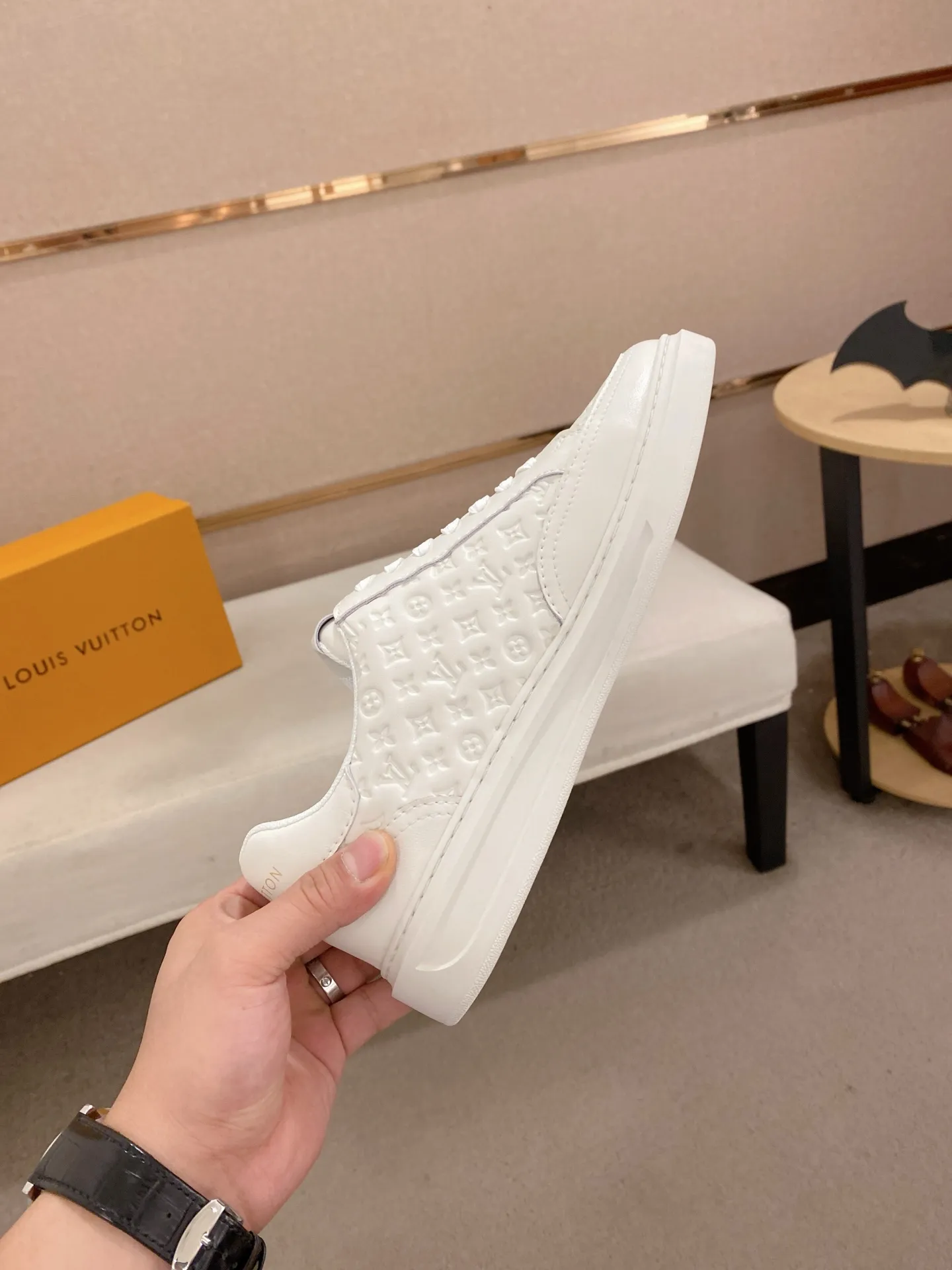 Men's shoes💰:420💰🇮🇹🇮🇹LV Louis Vuitton. The latest trendy casual shoes are popular in physical stores in sizes 38-44. New spring and summer comfortable imported custom original cowhide, unique jacquard fabric element design. Paired with sheepskin lining, Lv original bottom, [taiyang][taiyang] high-end packaging and high quality💪Details determine the quality, you can enter and leave the counter at will, welcome to compare🇮🇹